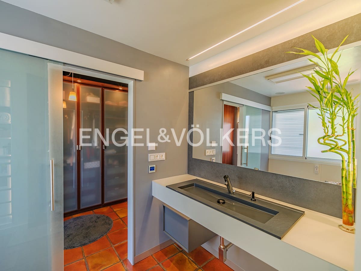 Villa for sale in Alicante / Alacant city with pool garage - € 995,000 (Ref: 8920282)