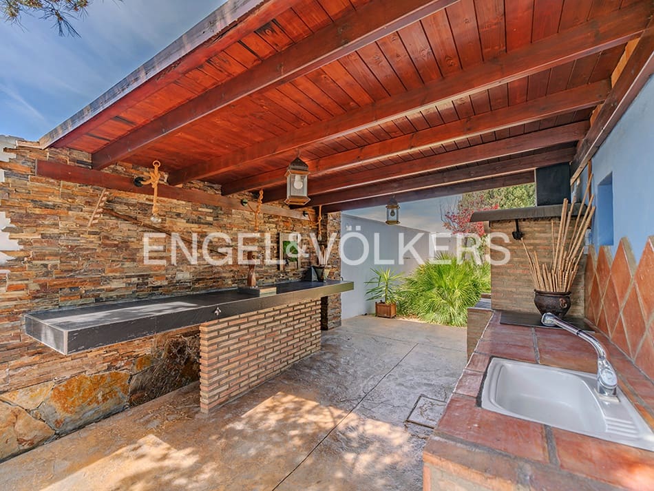 Villa for sale in Alicante / Alacant city with pool garage - € 995,000 (Ref: 8920282)