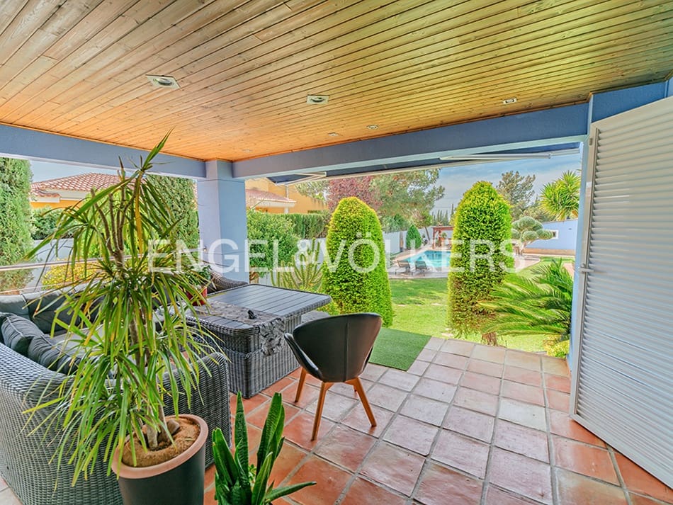 Villa for sale in Alicante / Alacant city with pool garage - € 995,000 (Ref: 8920282)