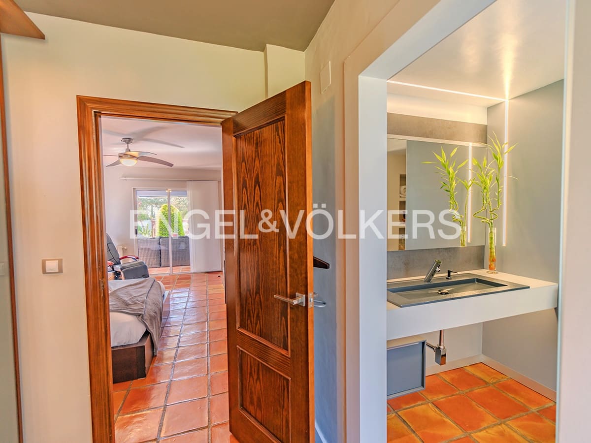 Villa for sale in Alicante / Alacant city with pool garage - € 995,000 (Ref: 8920282)