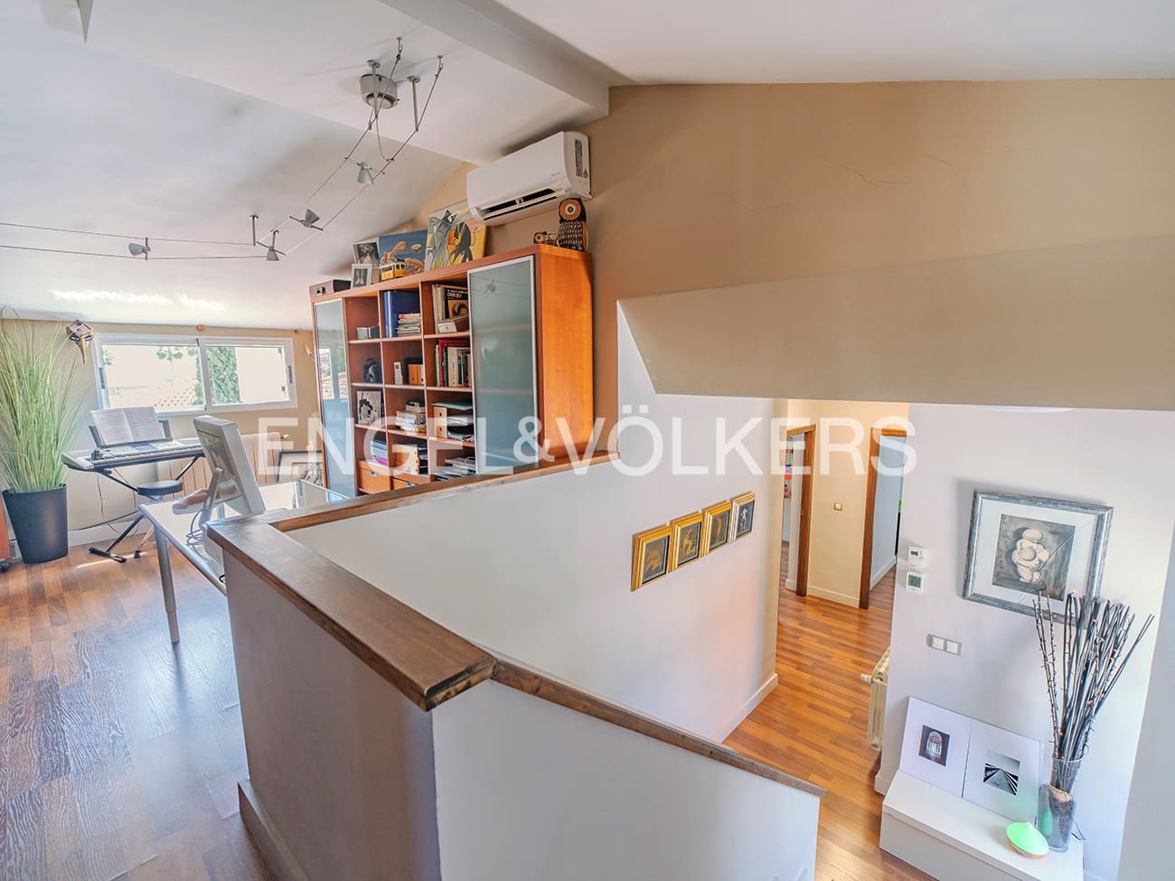 Villa for sale in Alicante / Alacant city with pool garage - € 995,000 (Ref: 8920282)