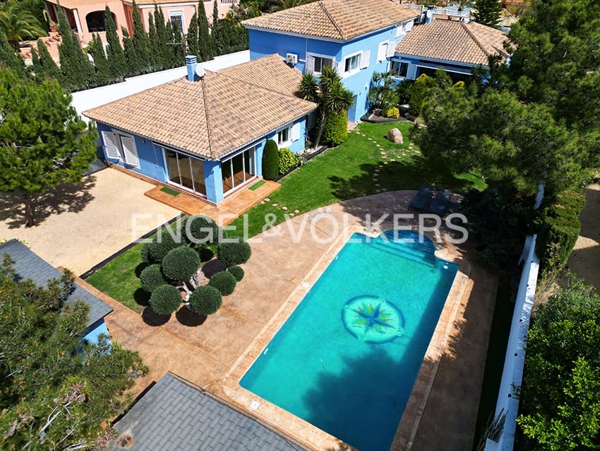Villa for sale in Alicante / Alacant city with pool garage - € 995,000 (Ref: 8920282)