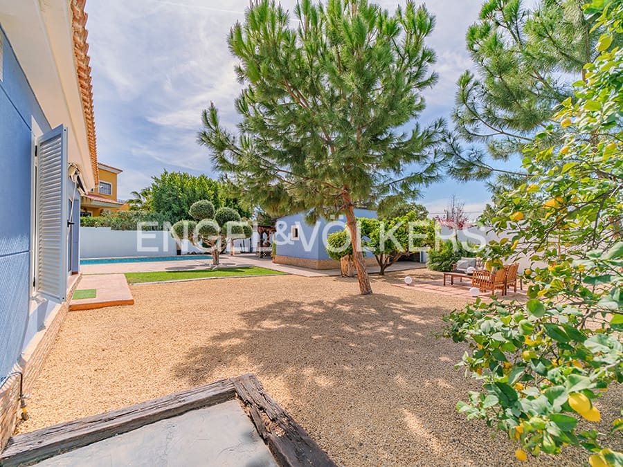 Villa for sale in Alicante / Alacant city with pool garage - € 995,000 (Ref: 8920282)