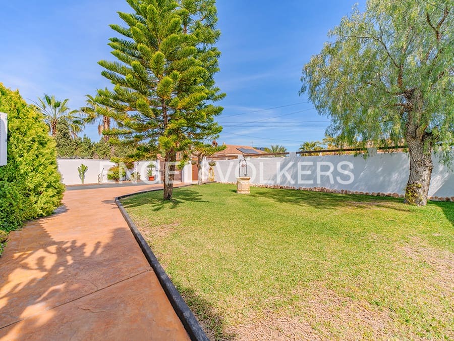 Villa for sale in Alicante / Alacant city with pool garage - € 995,000 (Ref: 8920282)