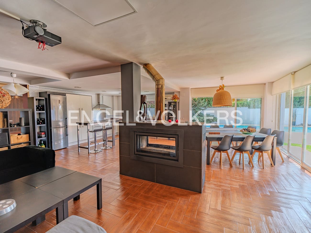 Villa for sale in Alicante / Alacant city with pool garage - € 995,000 (Ref: 8920282)