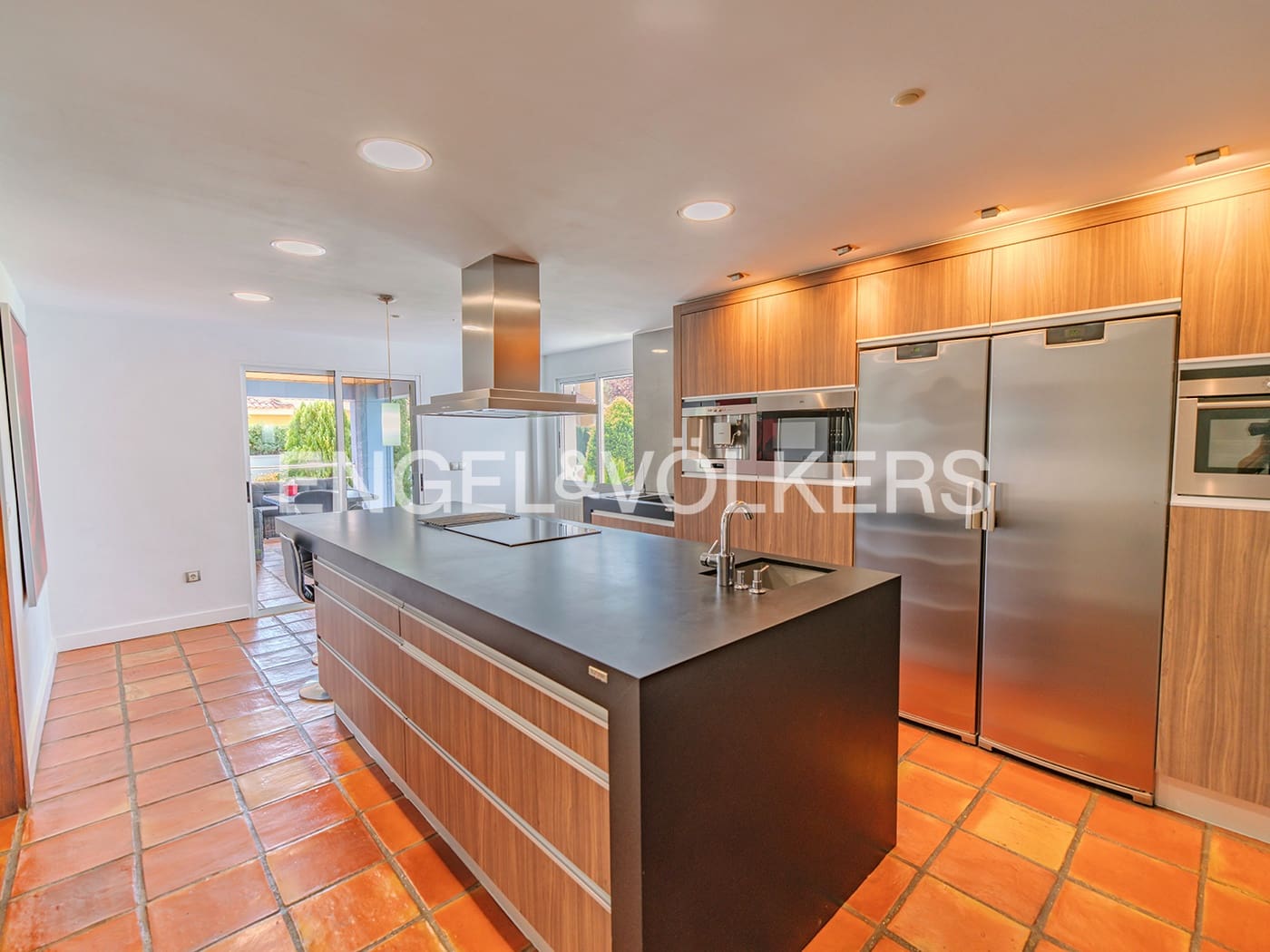 Villa for sale in Alicante / Alacant city with pool garage - € 995,000 (Ref: 8920282)