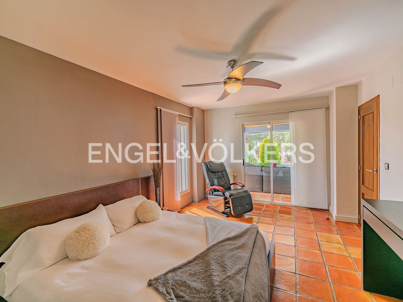 Villa for sale in Alicante / Alacant city with pool garage - € 995,000 (Ref: 8920282)