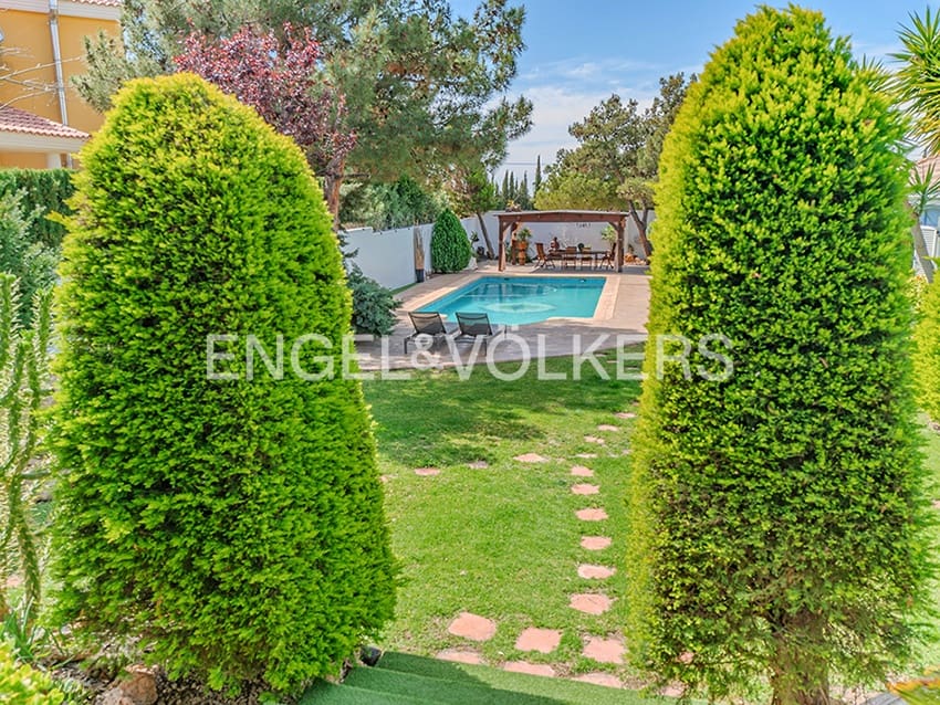 Villa for sale in Alicante / Alacant city with pool garage - € 995,000 (Ref: 8920282)