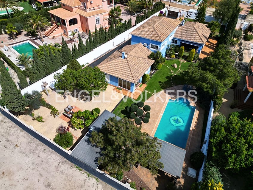 Villa for sale in Alicante / Alacant city with pool garage - € 995,000 (Ref: 8920282)