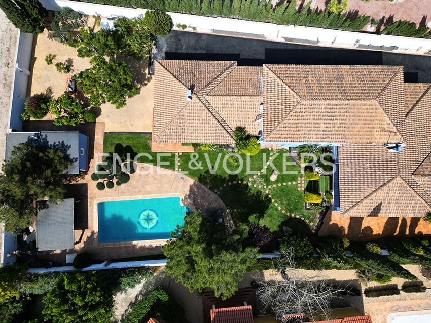 Villa for sale in Alicante / Alacant city with pool garage - € 995,000 (Ref: 8920282)