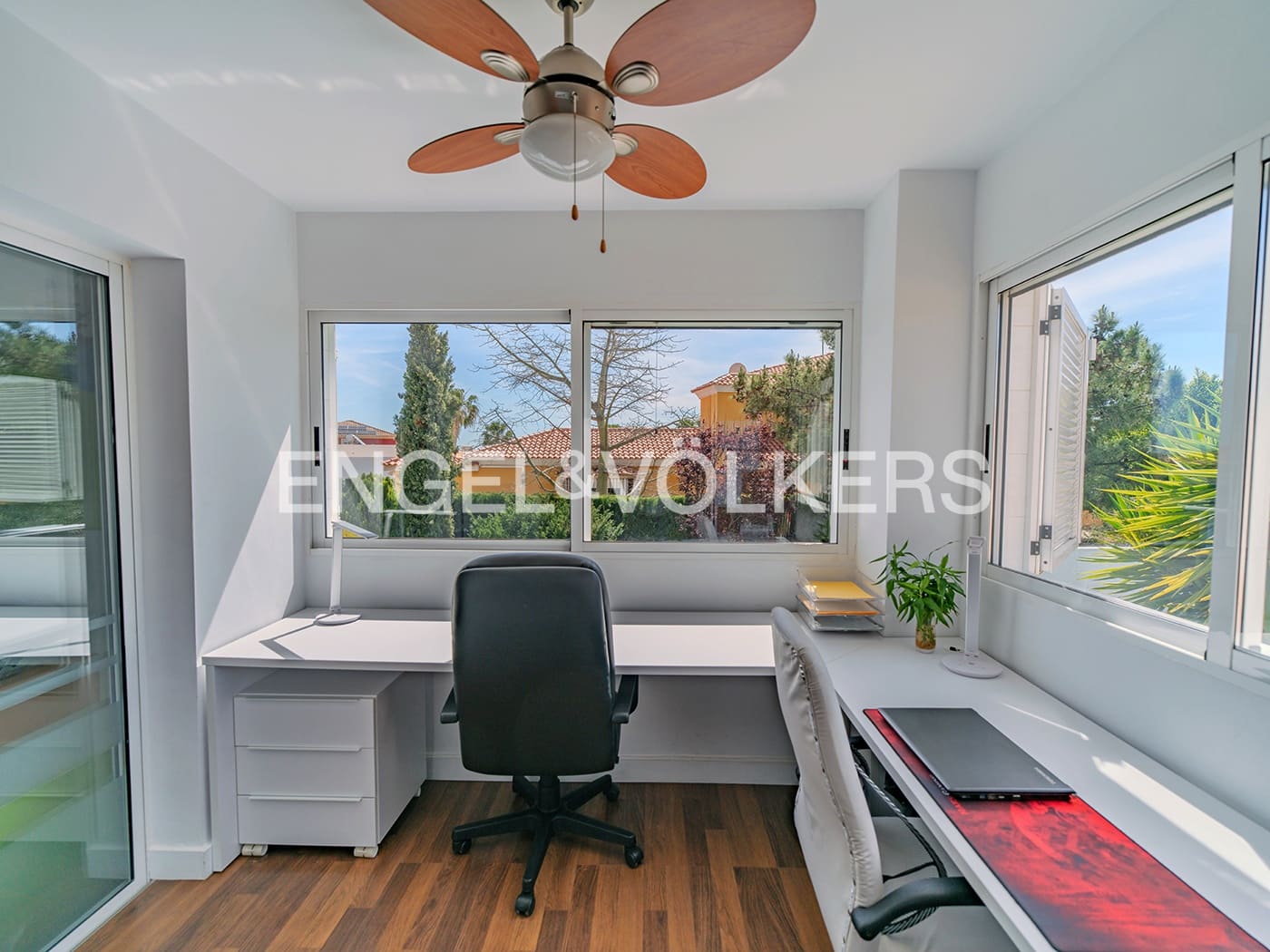 Villa for sale in Alicante / Alacant city with pool garage - € 995,000 (Ref: 8920282)