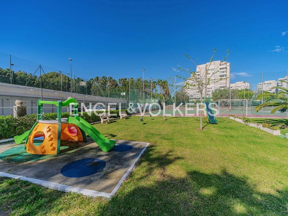 Lejlighed til salg i Alicante by med swimmingpool garage - € 295.000 (Ref: 8956217)