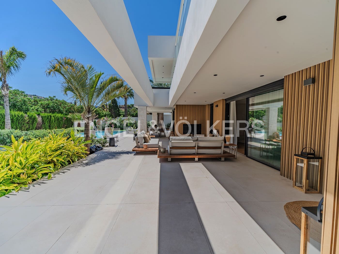 Villa for sale in Alicante / Alacant city with pool garage - € 2,650,000 (Ref: 9033212)