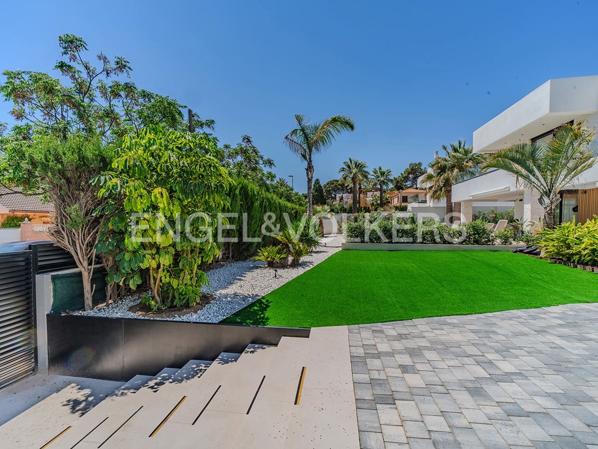 Villa for sale in Alicante / Alacant city with pool garage - € 2,650,000 (Ref: 9033212)