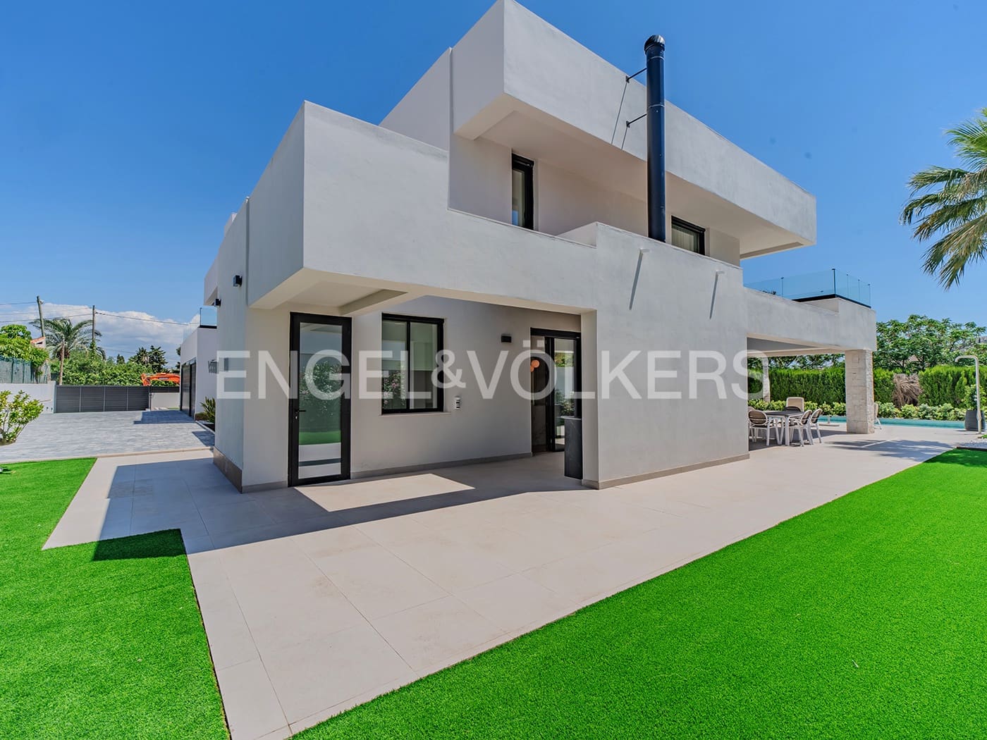 Villa for sale in Alicante / Alacant city with pool garage - € 2,650,000 (Ref: 9033212)