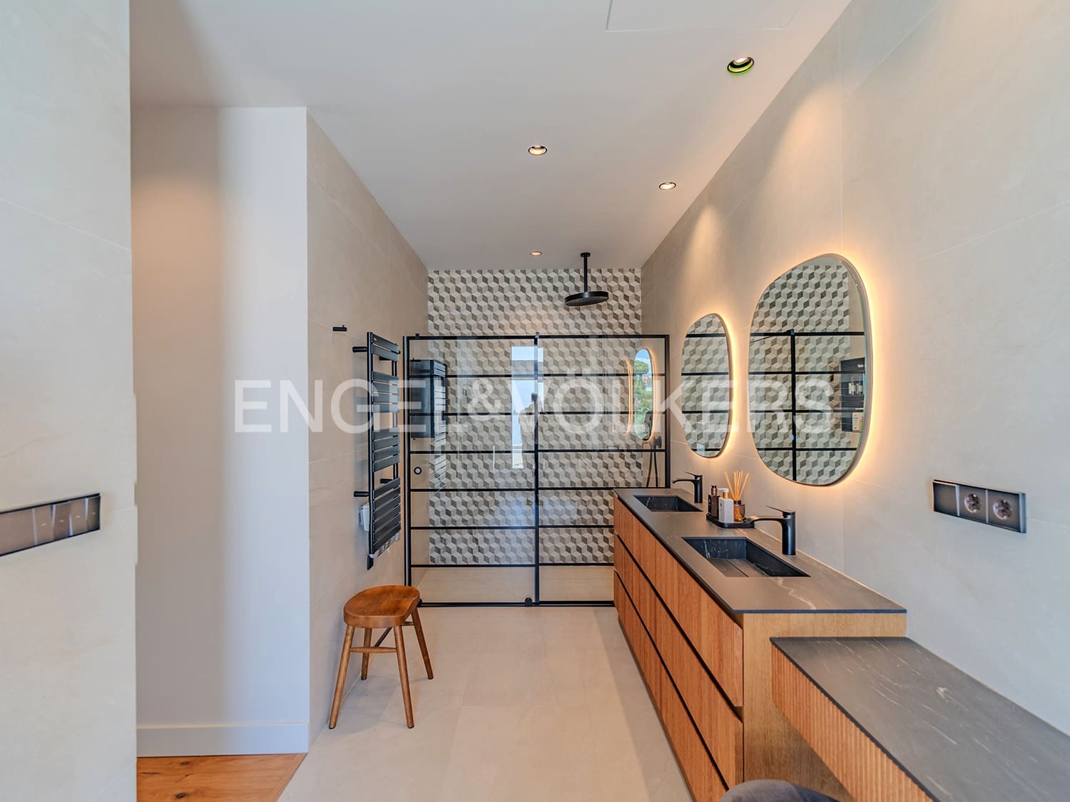 Villa for sale in Alicante / Alacant city with pool garage - € 2,650,000 (Ref: 9033212)