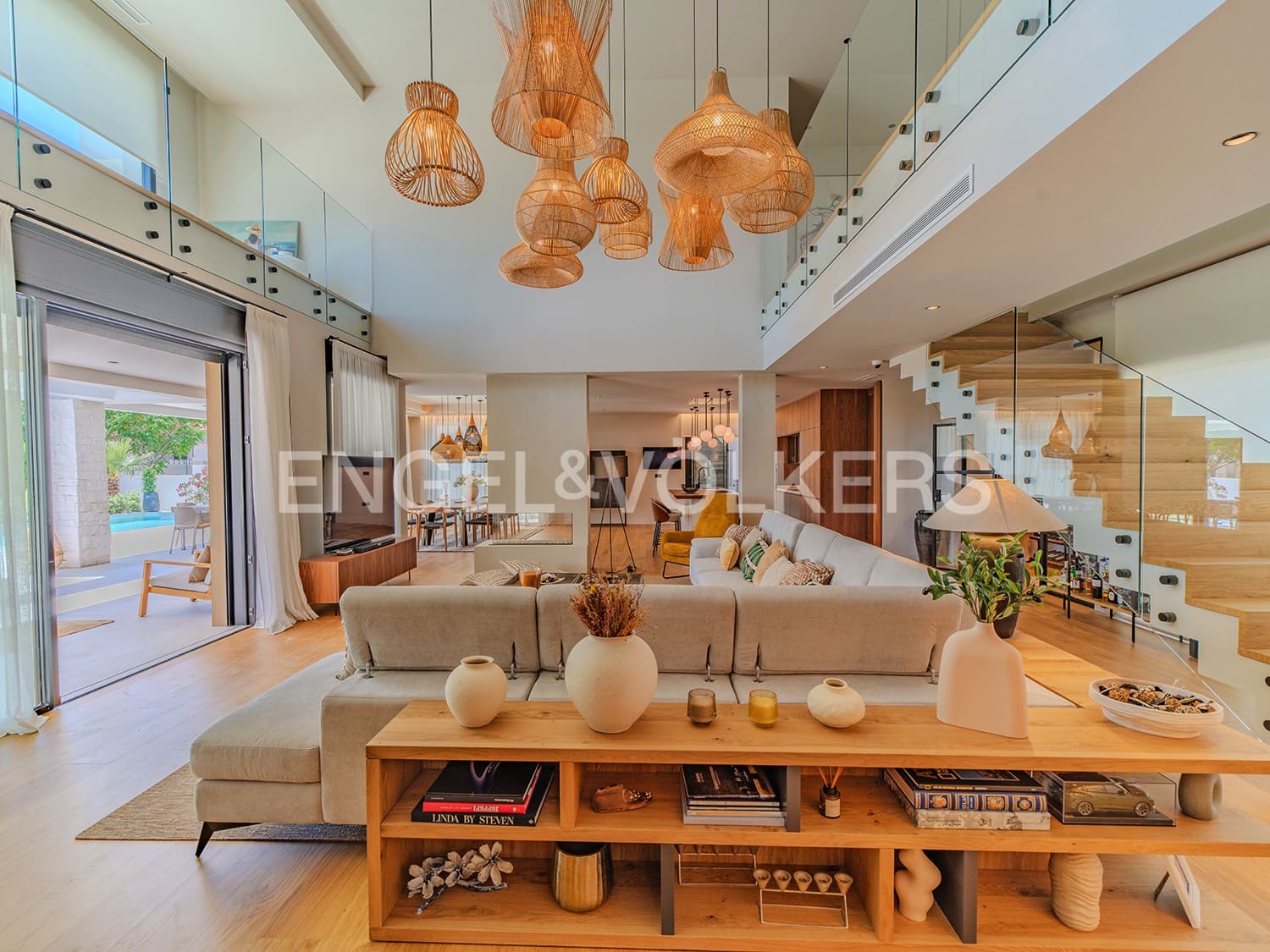 Villa for sale in Alicante / Alacant city with pool garage - € 2,650,000 (Ref: 9033212)