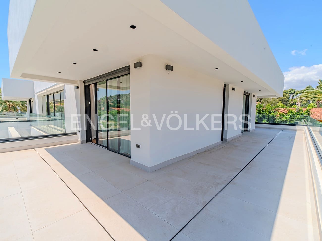 Villa for sale in Alicante / Alacant city with pool garage - € 2,650,000 (Ref: 9033212)