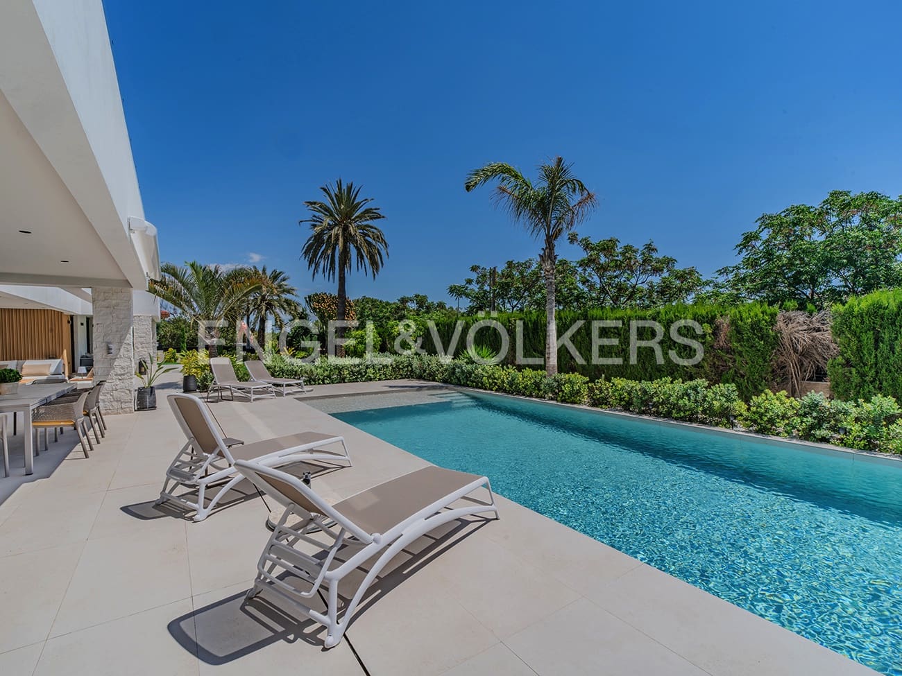 Villa for sale in Alicante / Alacant city with pool garage - € 2,650,000 (Ref: 9033212)