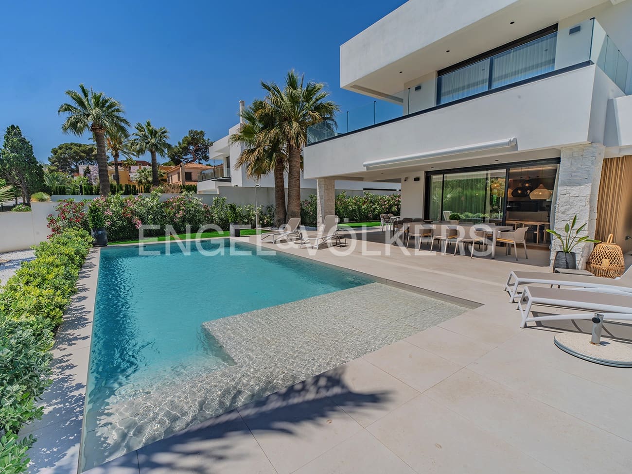 Villa for sale in Alicante / Alacant city with pool garage - € 2,650,000 (Ref: 9033212)