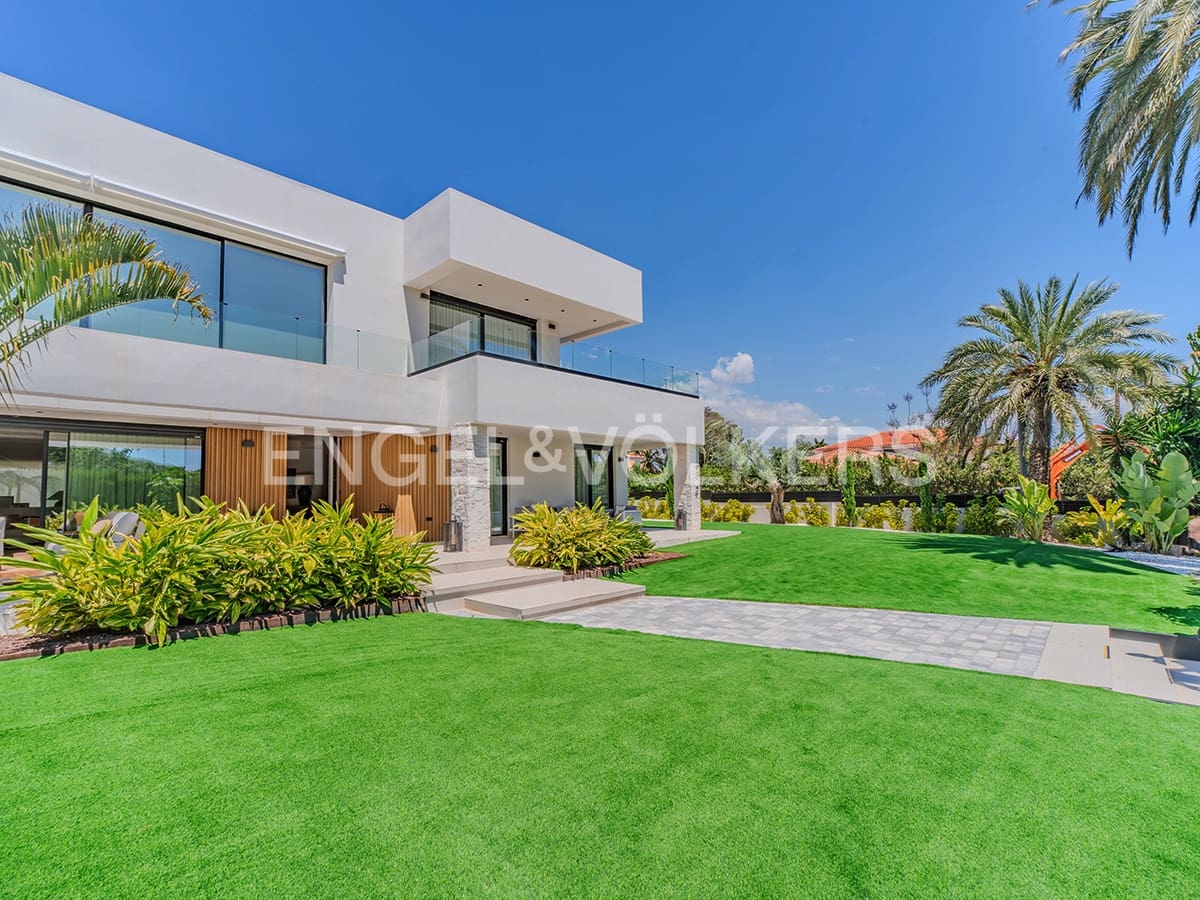 Villa for sale in Alicante / Alacant city with pool garage - € 2,650,000 (Ref: 9033212)