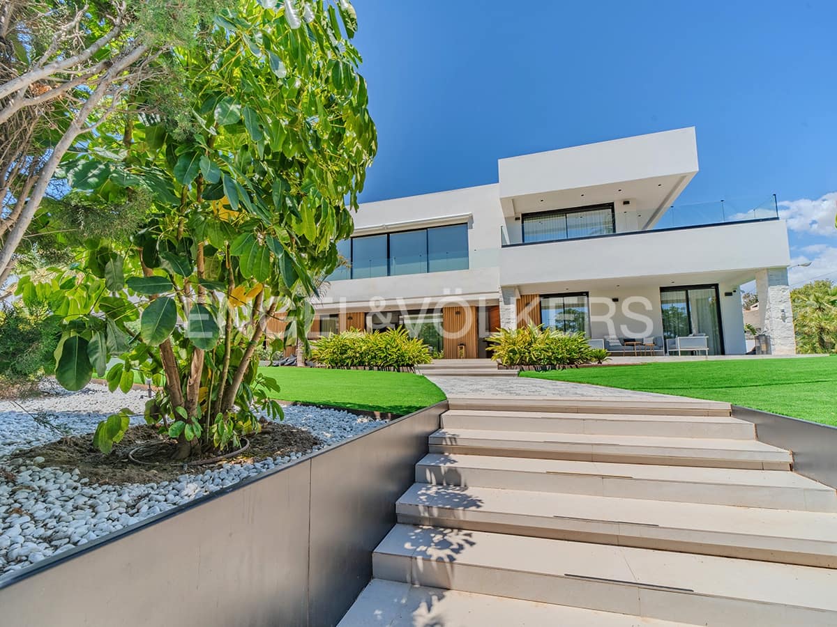 Villa for sale in Alicante / Alacant city with pool garage - € 2,650,000 (Ref: 9033212)