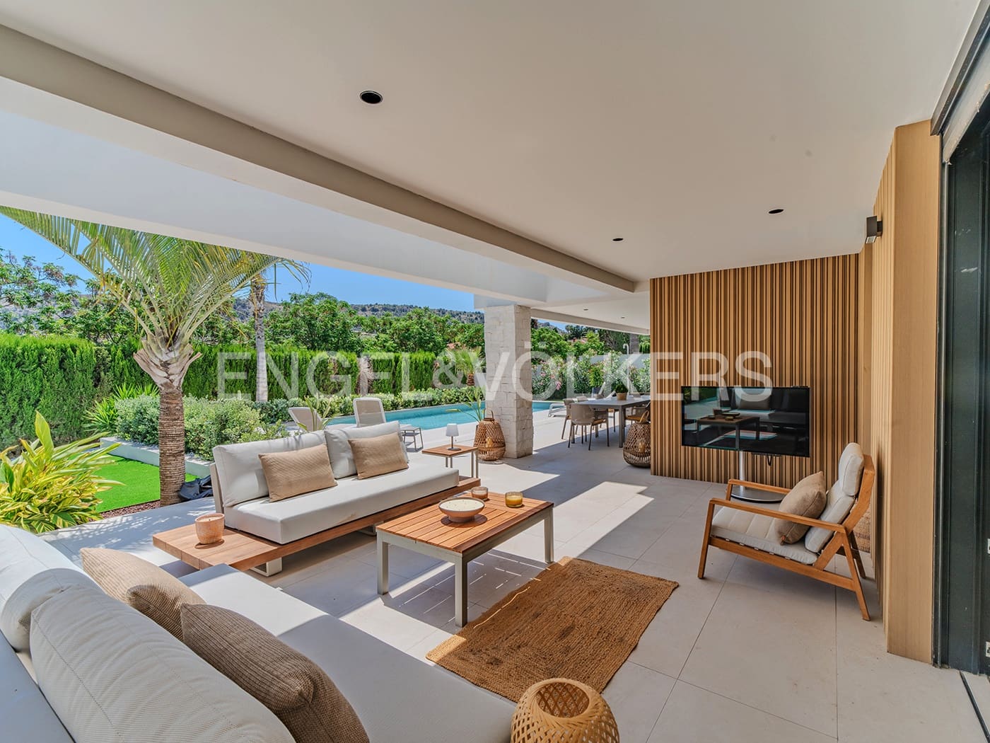 Villa for sale in Alicante / Alacant city with pool garage - € 2,650,000 (Ref: 9033212)
