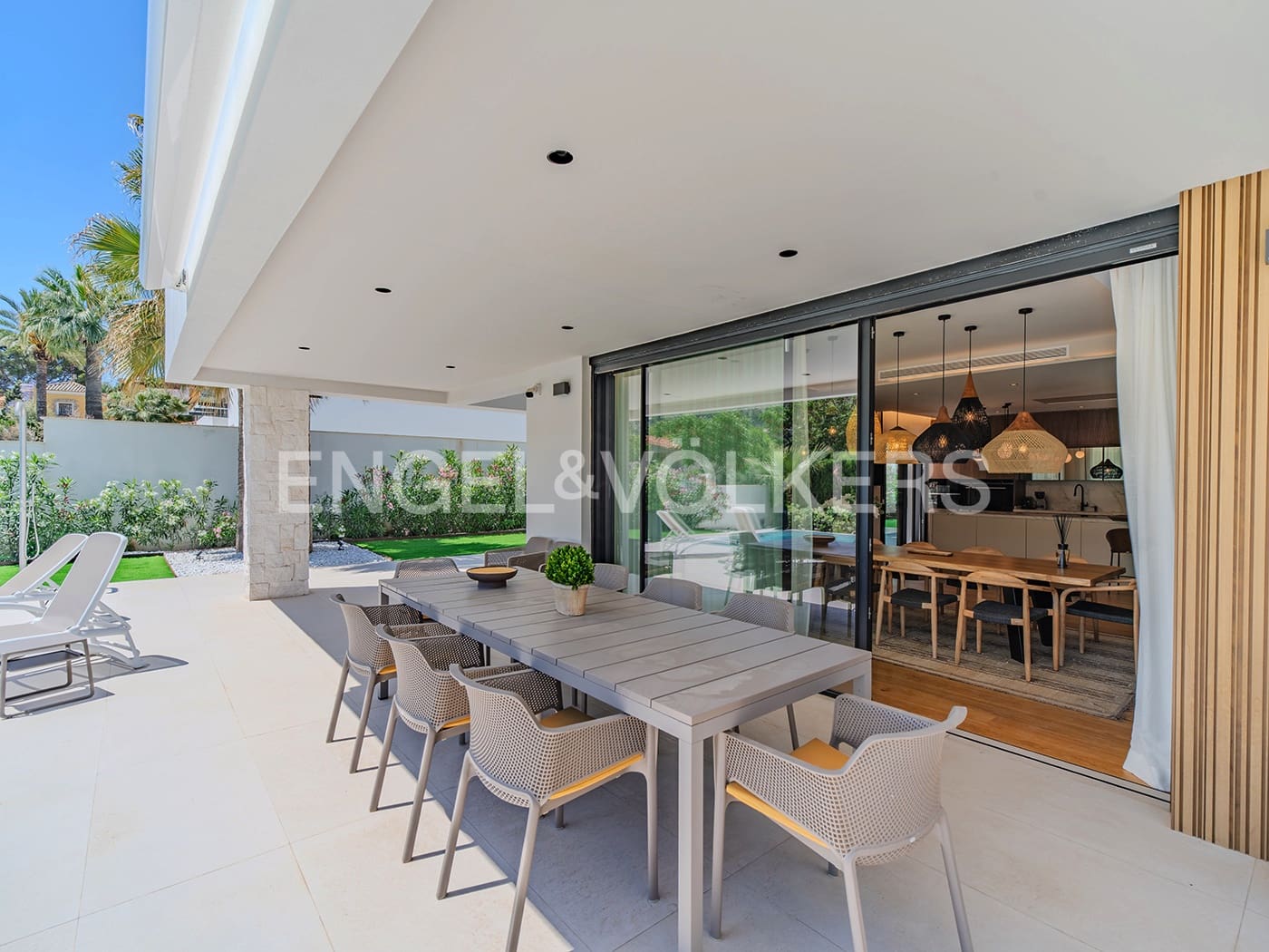 Villa for sale in Alicante / Alacant city with pool garage - € 2,650,000 (Ref: 9033212)