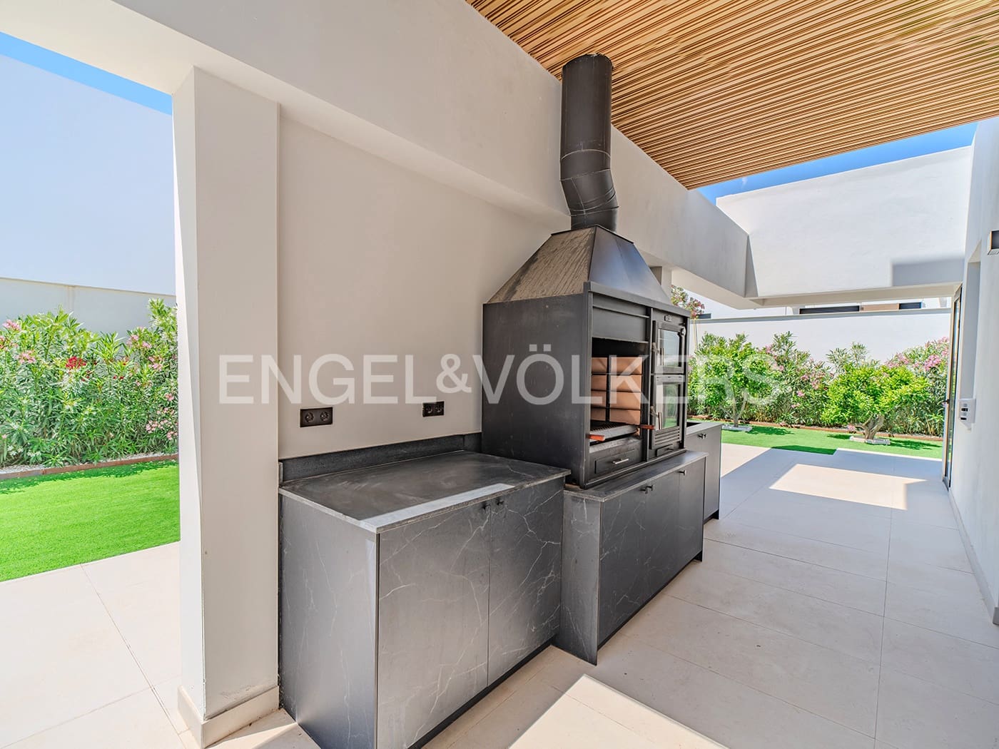 Villa for sale in Alicante / Alacant city with pool garage - € 2,650,000 (Ref: 9033212)