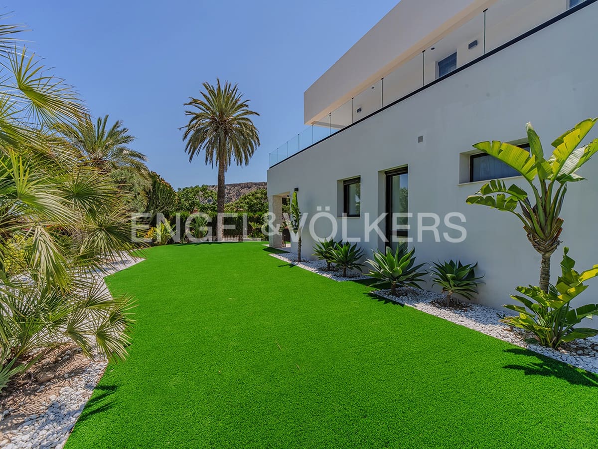 Villa for sale in Alicante / Alacant city with pool garage - € 2,650,000 (Ref: 9033212)