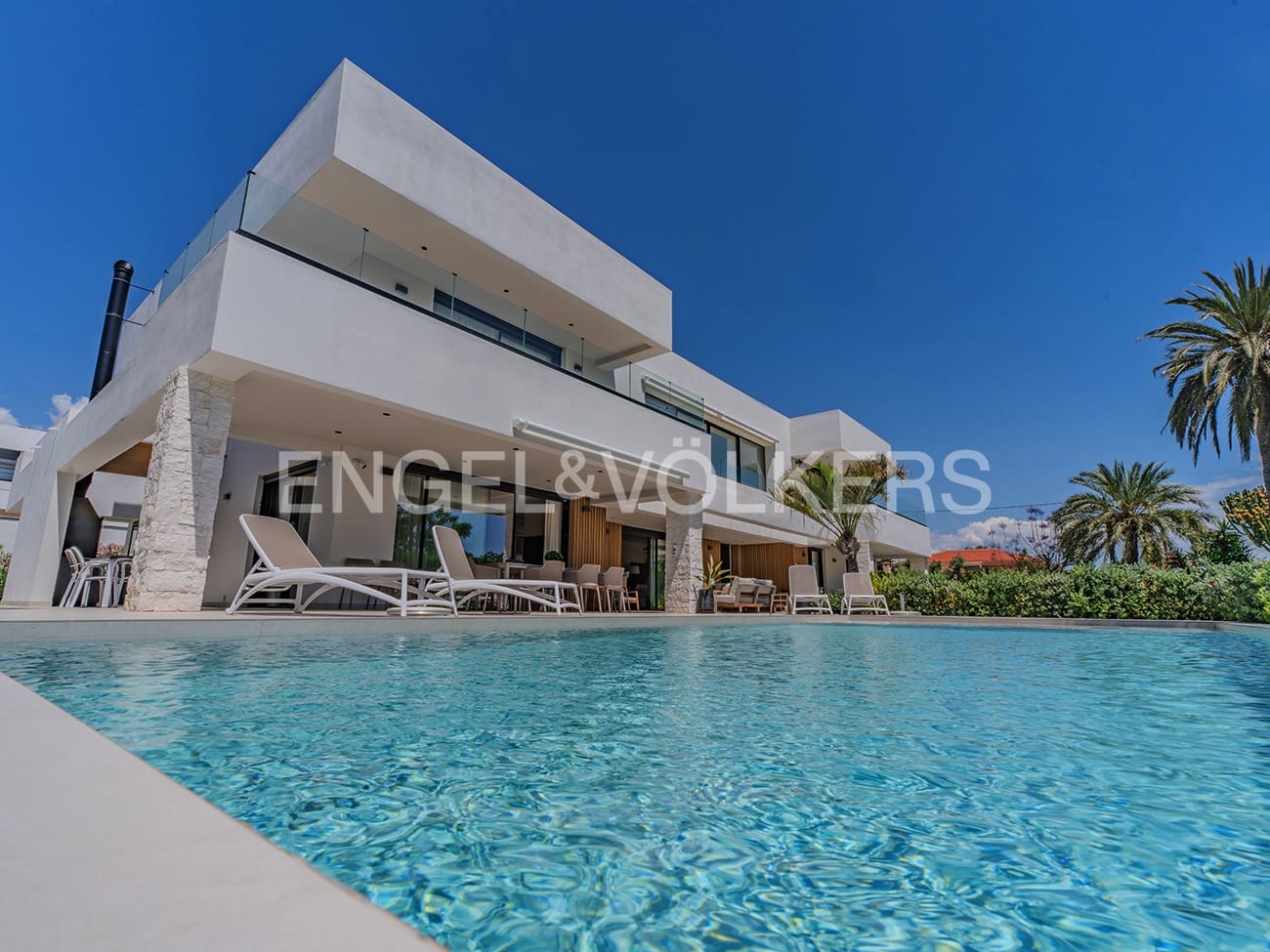Villa for sale in Alicante / Alacant city with pool garage - € 2,650,000 (Ref: 9033212)