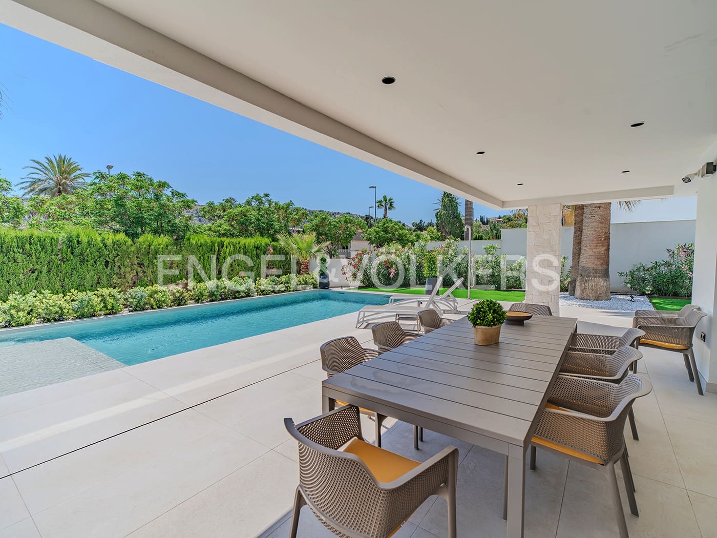 Villa for sale in Alicante / Alacant city with pool garage - € 2,650,000 (Ref: 9033212)