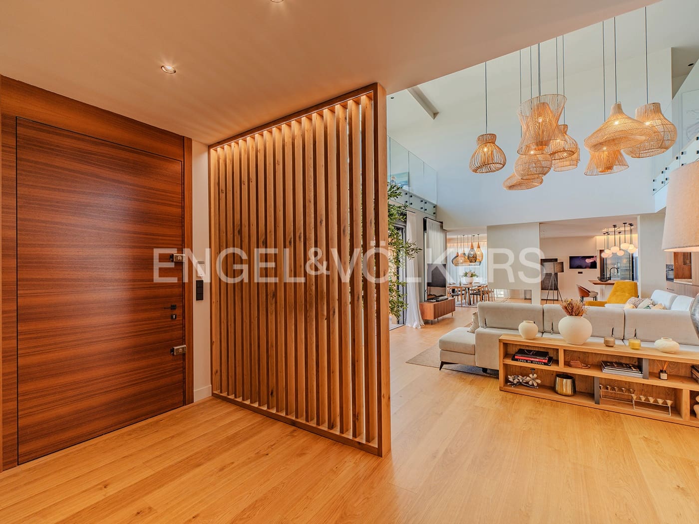 Villa for sale in Alicante / Alacant city with pool garage - € 2,650,000 (Ref: 9033212)