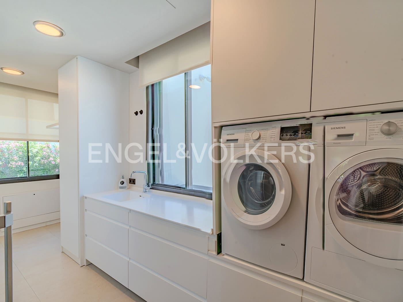 Villa for sale in Alicante / Alacant city with pool garage - € 2,650,000 (Ref: 9033212)