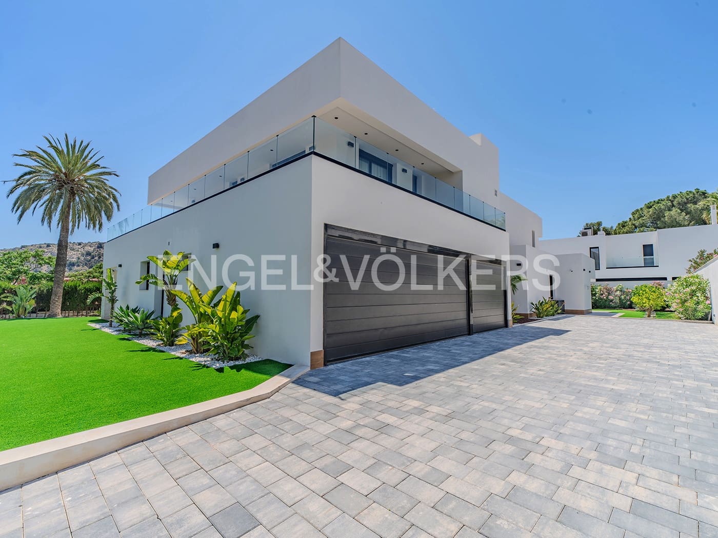 Villa for sale in Alicante / Alacant city with pool garage - € 2,650,000 (Ref: 9033212)
