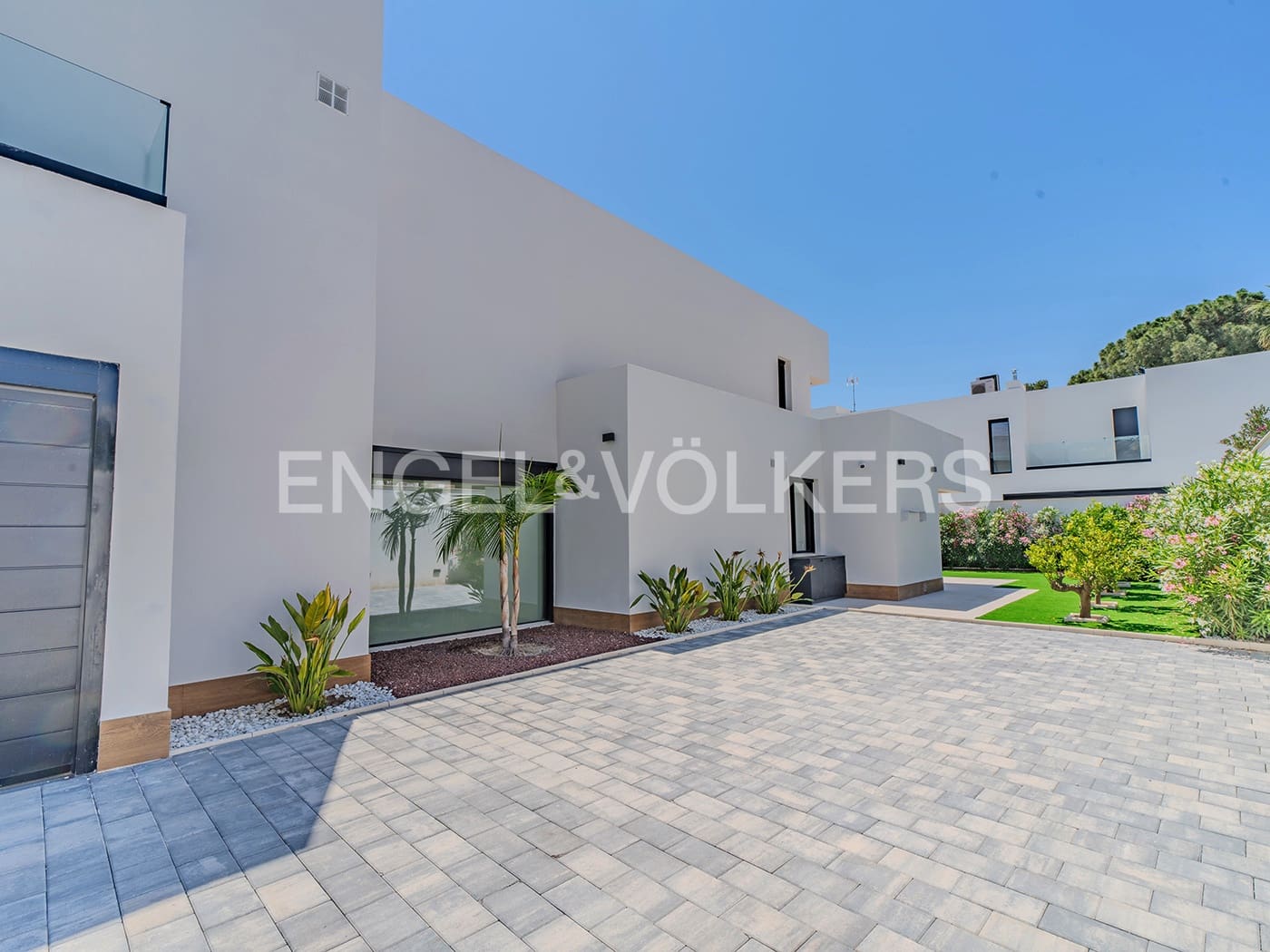 Villa for sale in Alicante / Alacant city with pool garage - € 2,650,000 (Ref: 9033212)