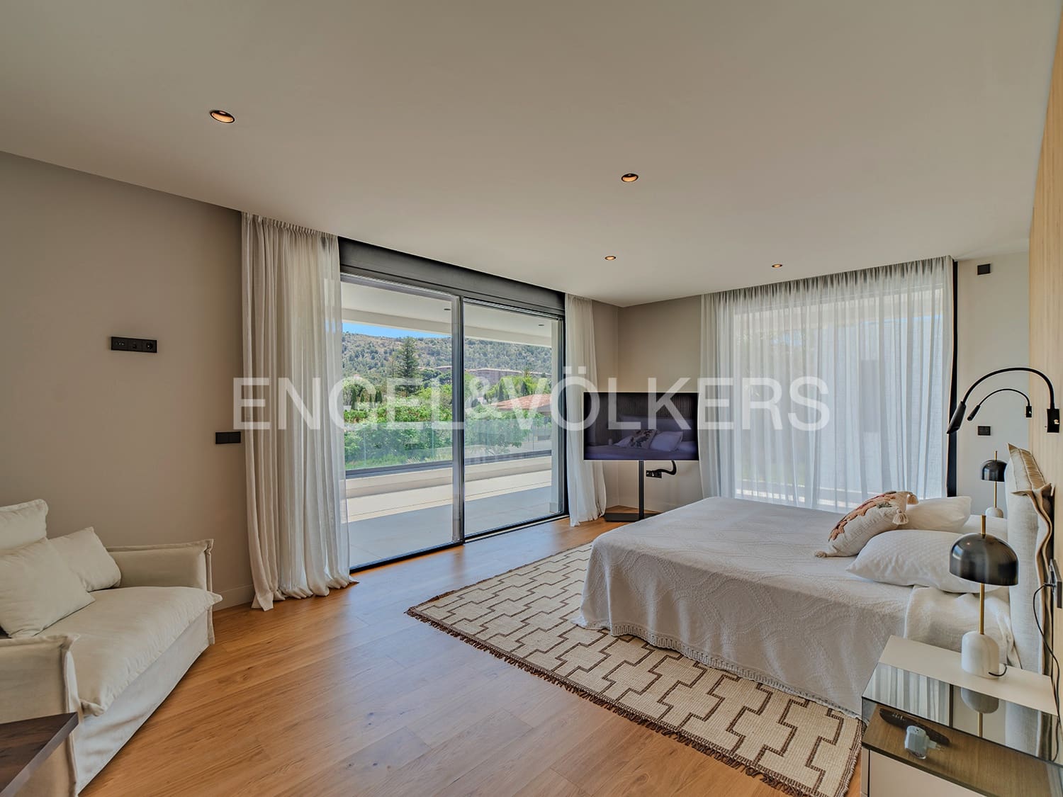 Villa for sale in Alicante / Alacant city with pool garage - € 2,650,000 (Ref: 9033212)