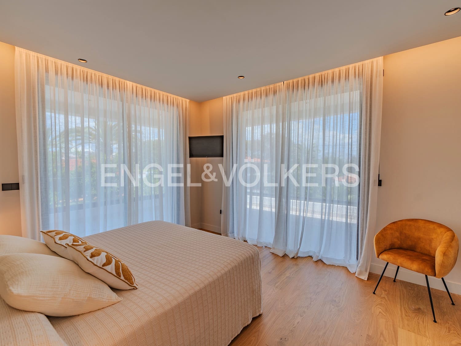 Villa for sale in Alicante / Alacant city with pool garage - € 2,650,000 (Ref: 9033212)