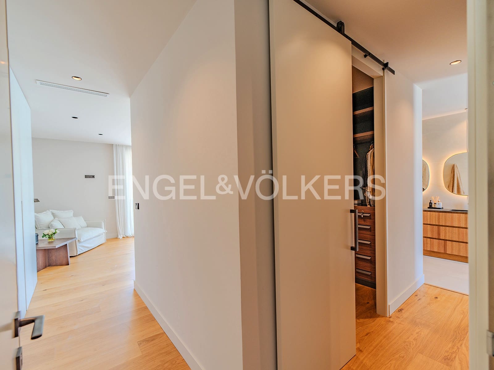 Villa for sale in Alicante / Alacant city with pool garage - € 2,650,000 (Ref: 9033212)