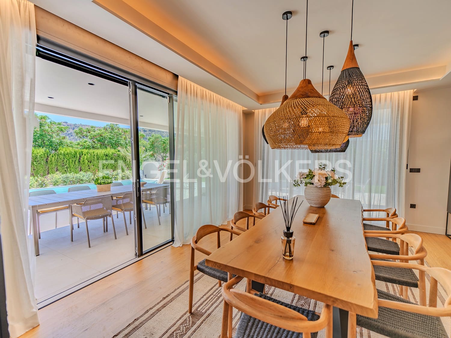 Villa for sale in Alicante / Alacant city with pool garage - € 2,650,000 (Ref: 9033212)