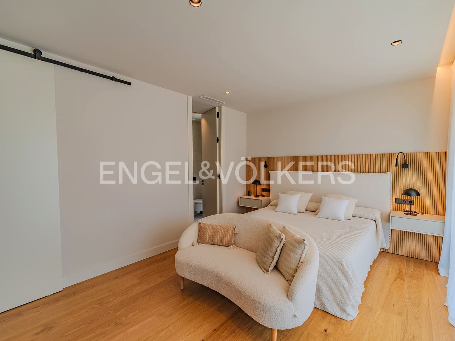 Villa for sale in Alicante / Alacant city with pool garage - € 2,650,000 (Ref: 9033212)