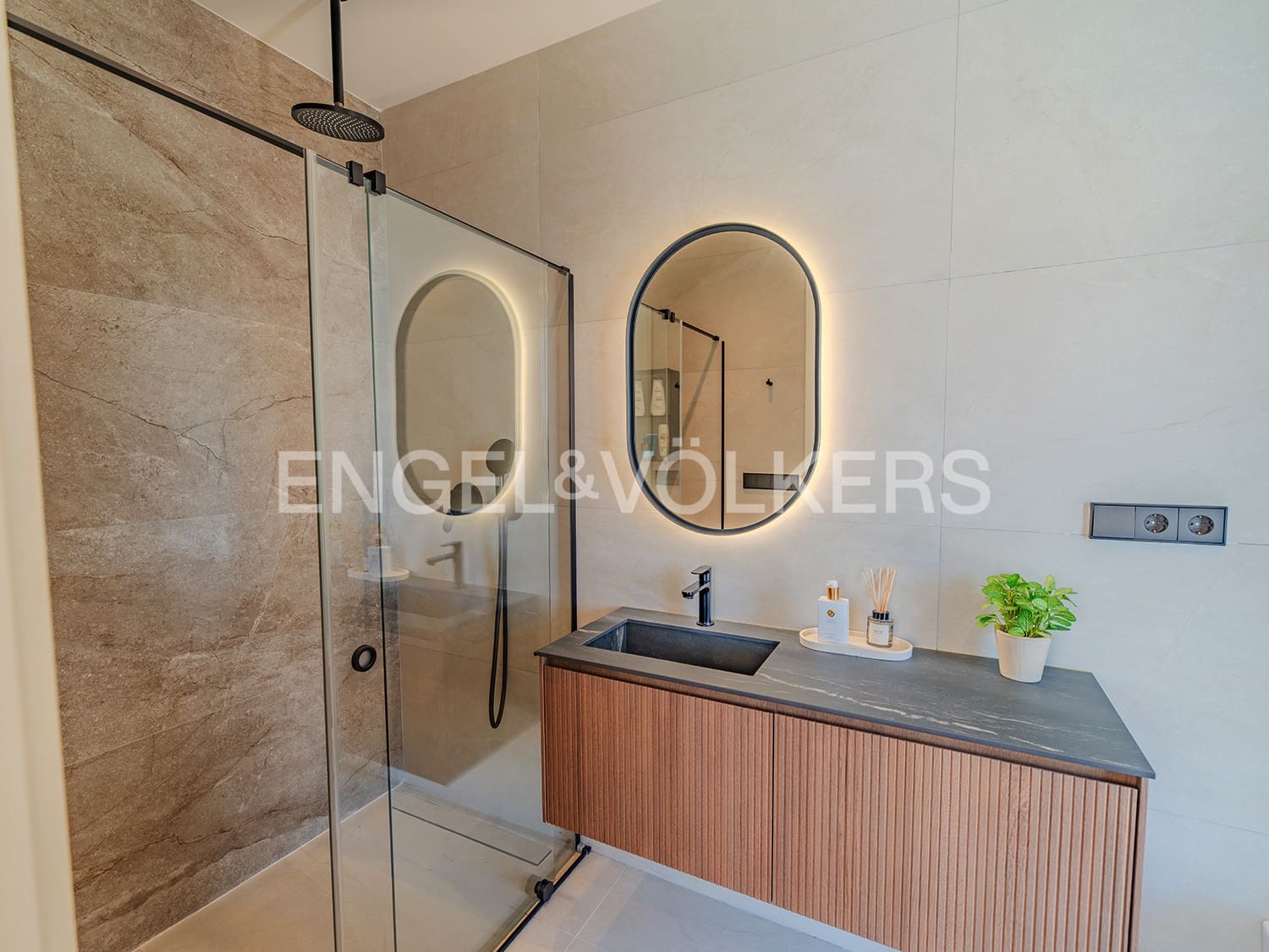 Villa for sale in Alicante / Alacant city with pool garage - € 2,650,000 (Ref: 9033212)