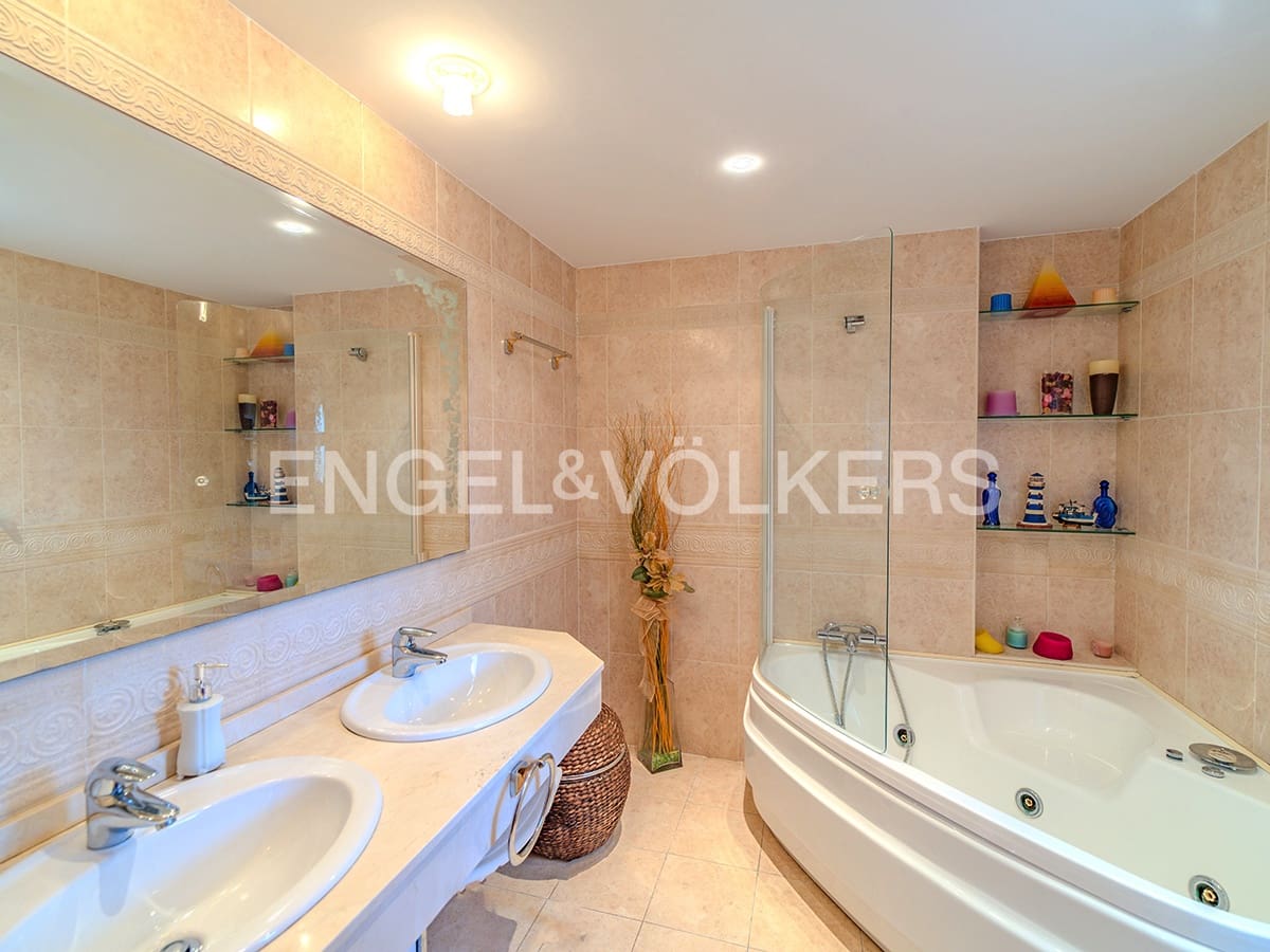 5 soveværelse Semi-Rækkehus til salg i Alicante by med swimmingpool garage - € 940.000 (Ref: 9082762)