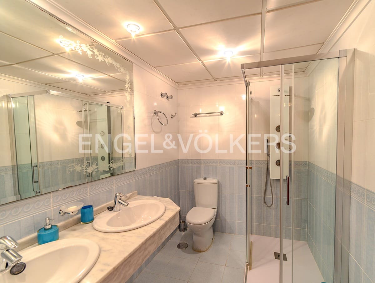 5 soveværelse Semi-Rækkehus til salg i Alicante by med swimmingpool garage - € 940.000 (Ref: 9082762)