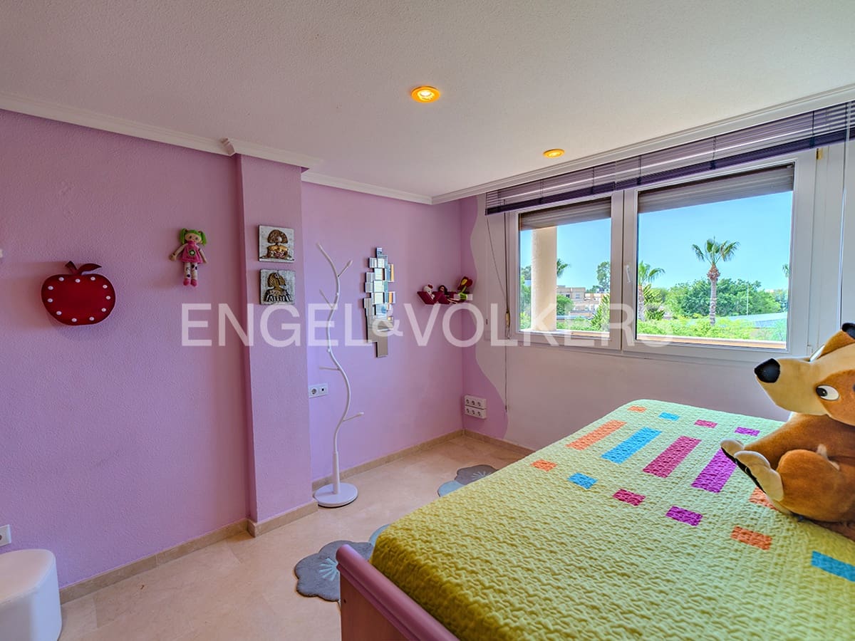 5 soveværelse Semi-Rækkehus til salg i Alicante by med swimmingpool garage - € 940.000 (Ref: 9082762)