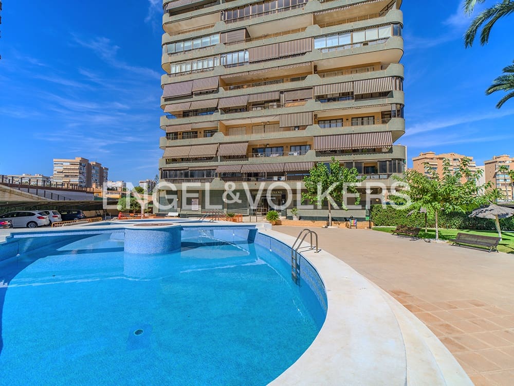 2 soverom Leilighet til salgs i Alicante by med svømmebasseng garasje - € 480 000 (Ref: 9215734)