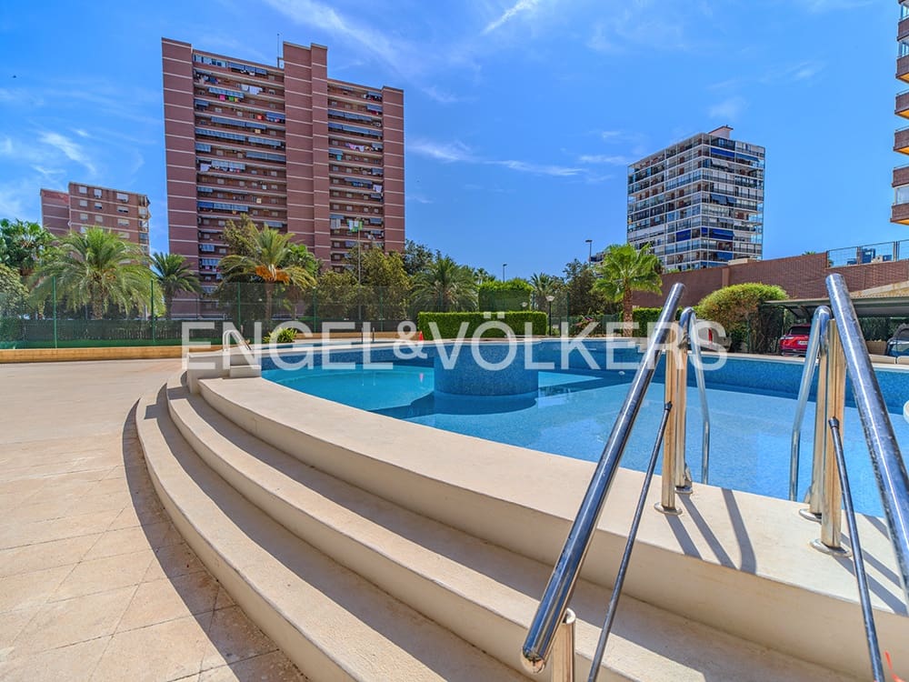 2 soverom Leilighet til salgs i Alicante by med svømmebasseng garasje - € 480 000 (Ref: 9215734)