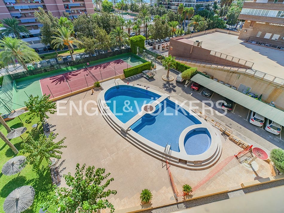 2 soverom Leilighet til salgs i Alicante by med svømmebasseng garasje - € 480 000 (Ref: 9215734)