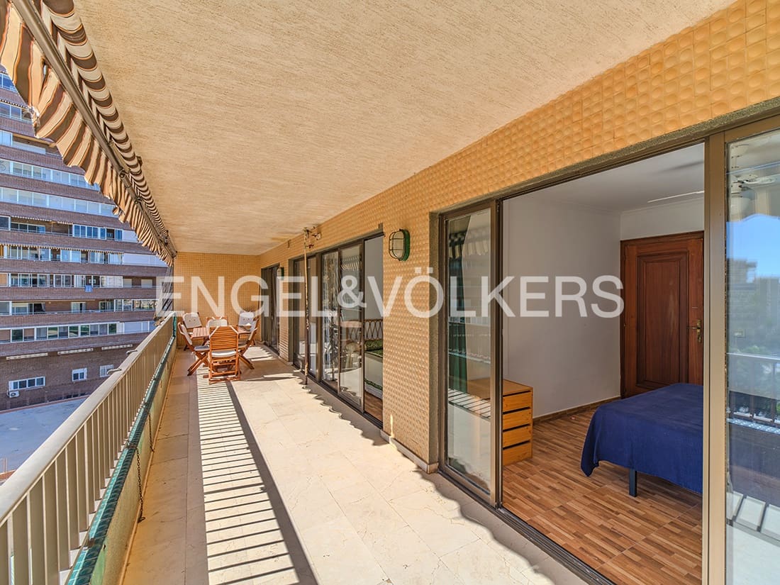 2 soverom Leilighet til salgs i Alicante by med svømmebasseng garasje - € 480 000 (Ref: 9215734)