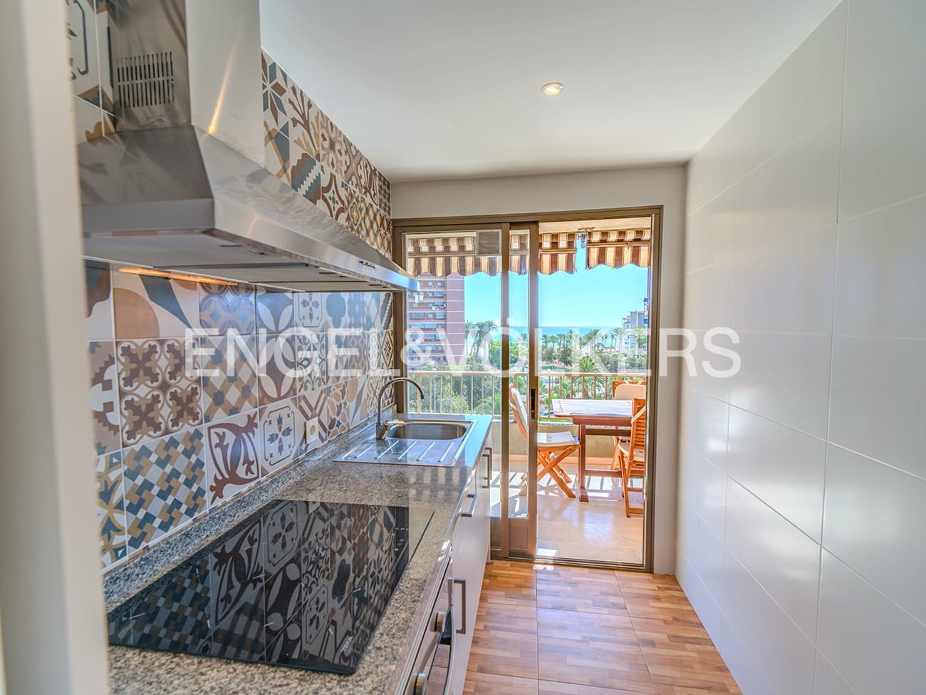 2 soverom Leilighet til salgs i Alicante by med svømmebasseng garasje - € 480 000 (Ref: 9215734)